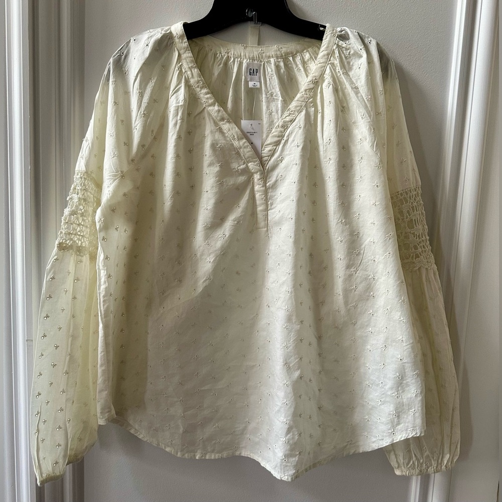 NWT GAP Women’s Eyelet Embroidered Cream Blouse with Crochet-detailed Sleeves M